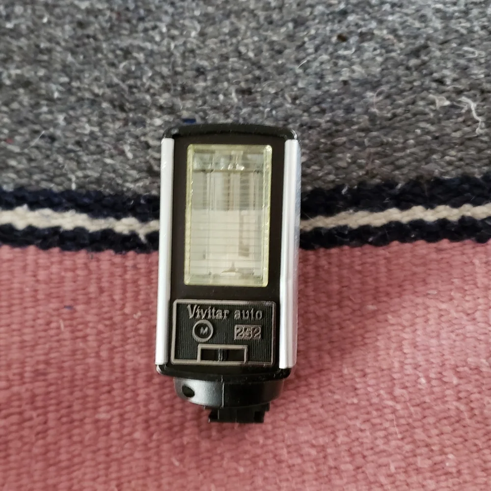 Vintage Vivitar 252 Flash, works great still